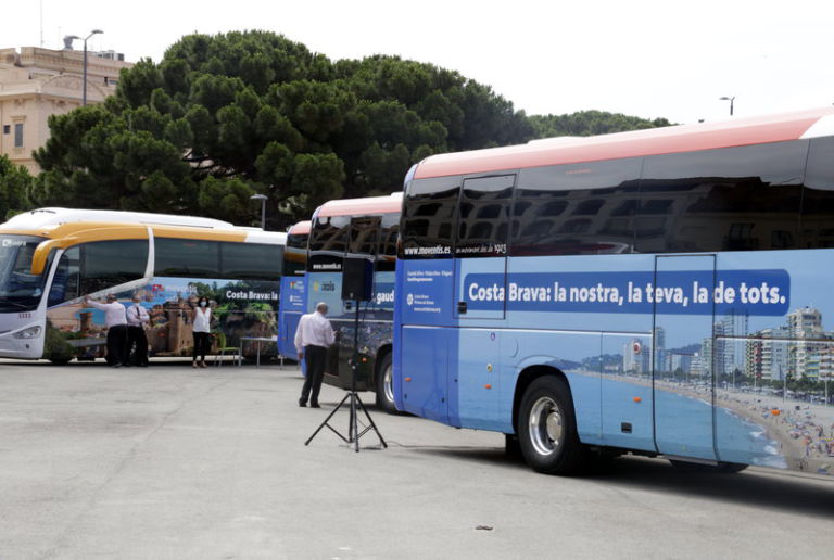 Campanya per fomentar el turisme de proximitat amb fotos icòniques de la Costa Brava als busos