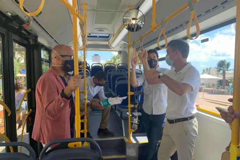 L'alcalde i els regidors, amb els responsables de Sagalés, a dins del nou bus.