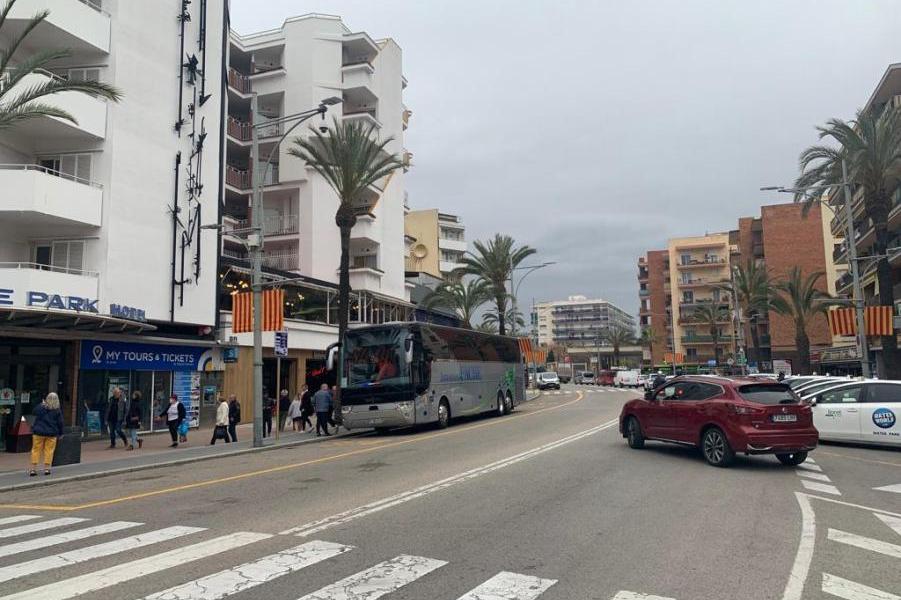 La 'riera' de Lloret, amb alguns hotels oberts i busos portant turistes, avui dimarts.