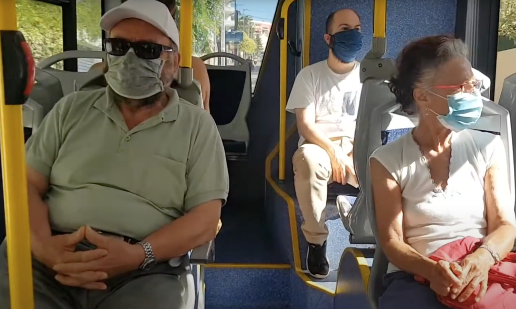Usuaris en un bus de transport urbà (AAVV Lloret de Dalt)