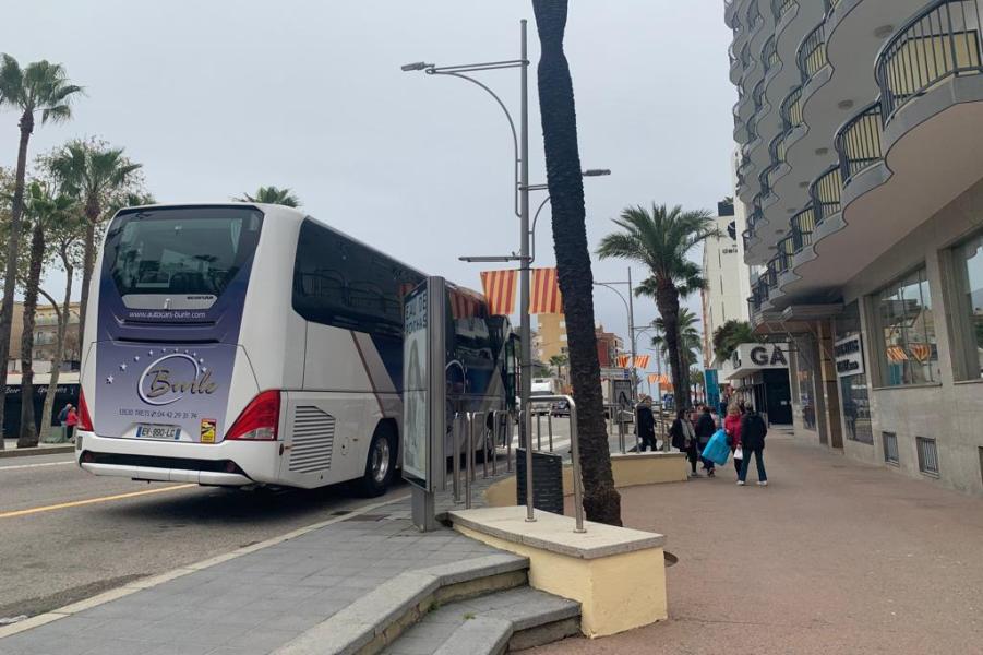 La 'riera' de Lloret, amb alguns hotels oberts i busos portant turistes, avui dimarts.