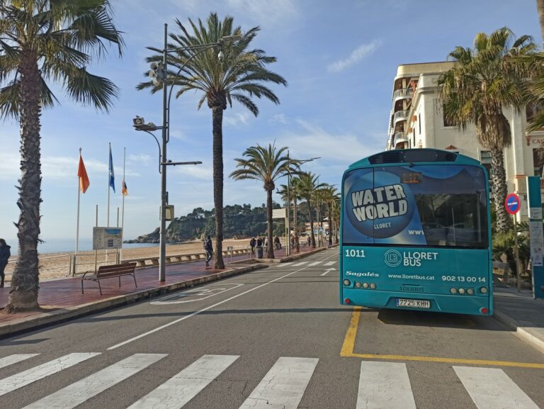 Un bus urbà davant de l'Ajuntament