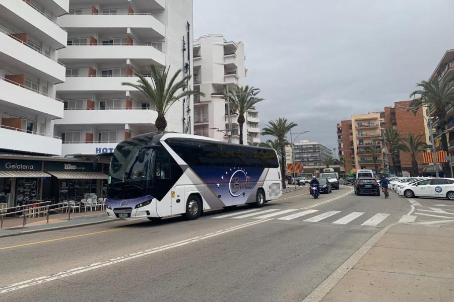 La 'riera' de Lloret, amb alguns hotels oberts i busos portant turistes, avui dimarts.