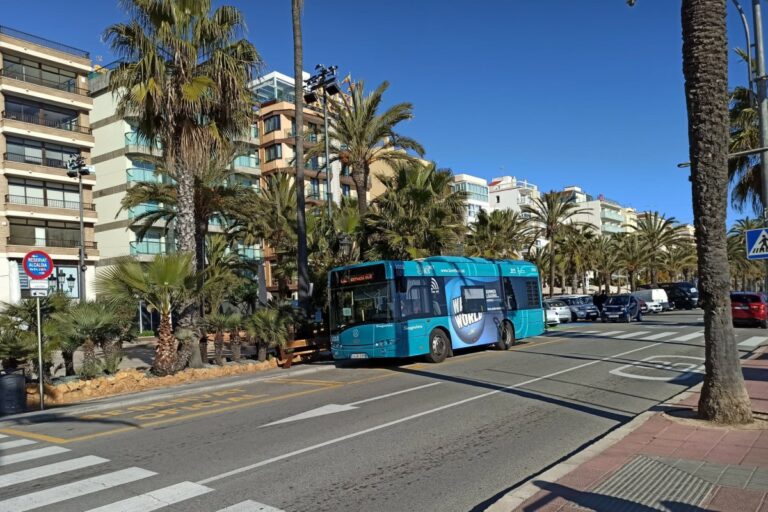 Un bus de la Línia 12, davant de l'Ajuntament