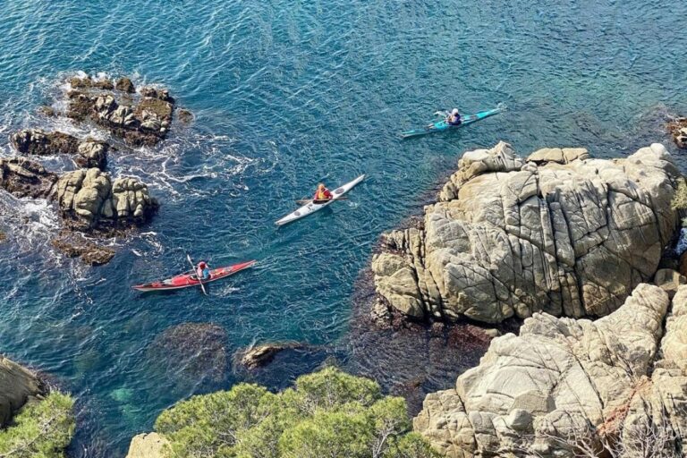 Practicant caiac al municipi (Lloret Turisme)