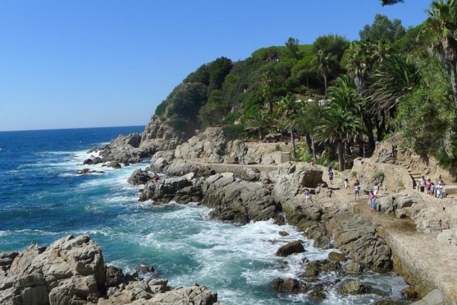 El camí de ronda, en el seu pas per Cala Banys (El Punt Avui)