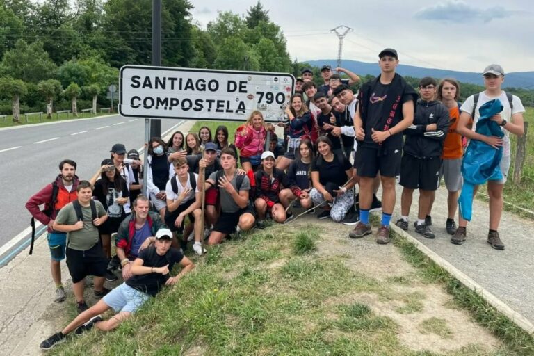 Els alumnes i professors del Coll i Rodés, fent el Camino de Santiago