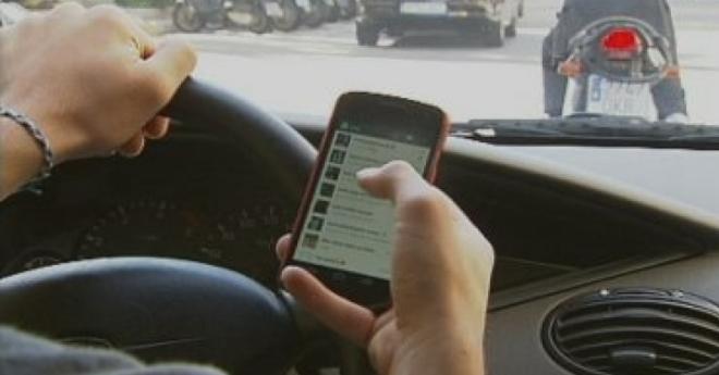 Els Mossos inicien una campanya per evitar les distraccions al volant