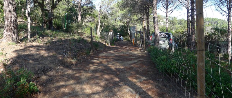 El camí de Can Juncadella, vist des de dins de la finca (El Punt Avui)