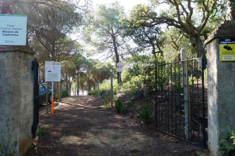 La porta de Can Juncadella que, per llei, ha d'estar oberta (El Punt Avui)