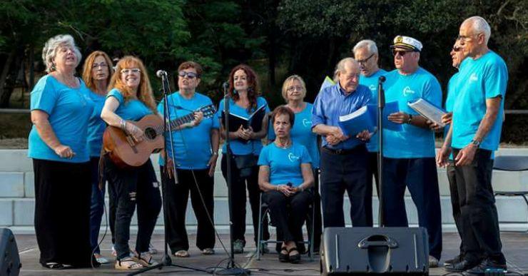 Les Perles de Lloret i els Cantaires de la Casa del Mar canten a la capella dels Sants Metges