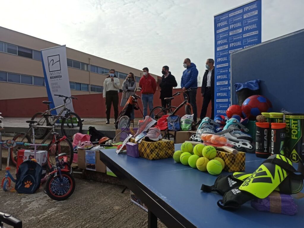 Un moment de l'acte d'entrega de material de la campanya 'Cap infant sense esport'