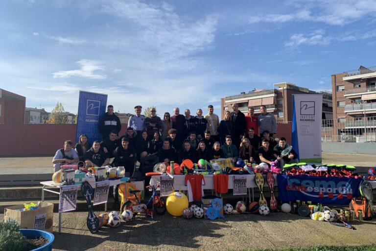 Entrega del material de 'Cap infant sense esport'