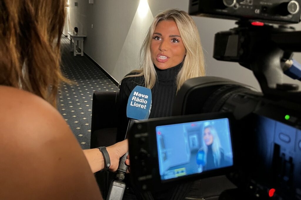 Carla Frigo atenent Nova Ràdio Lloret