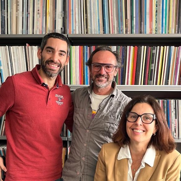 Carles Gilibets signant l'acord per dirigir Fanàtik (Blanco y Negro)