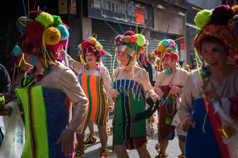 Les disfresses al carrer en un Carnaval de Lloret (Ajuntament de Lloret de Mar)