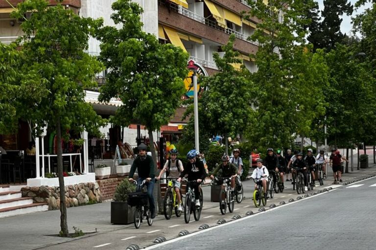 Els alumnes de l'IE al carril bici de Fenals (Ajuntament de Lloret)