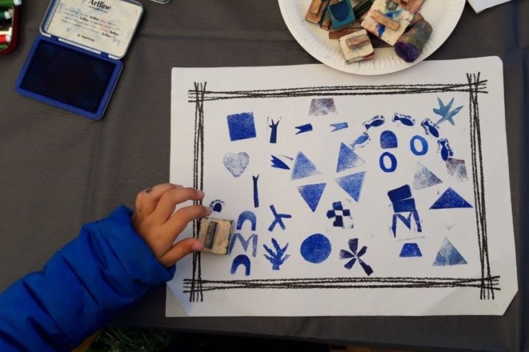 Taller d'estampació per a infants.