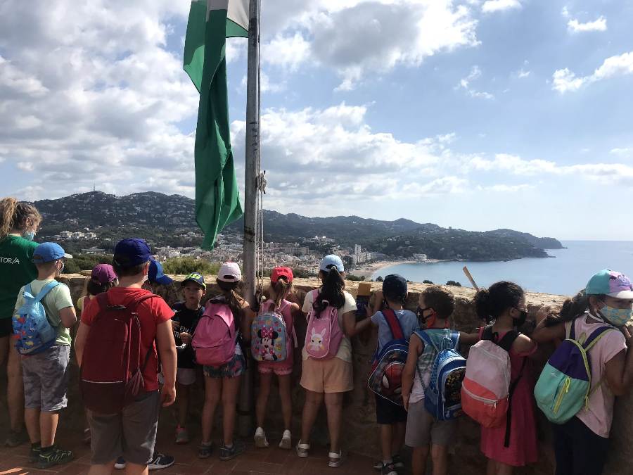 Els infants del casal d'estiu, fent una visita.