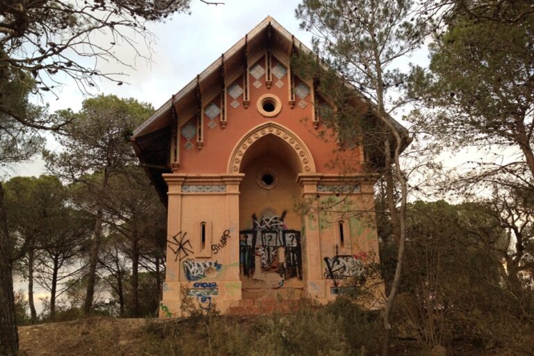 SOS Lloret denuncia que les casetes modernistes de Sant Pere del Bosc estan plenes de pintades i degradades.