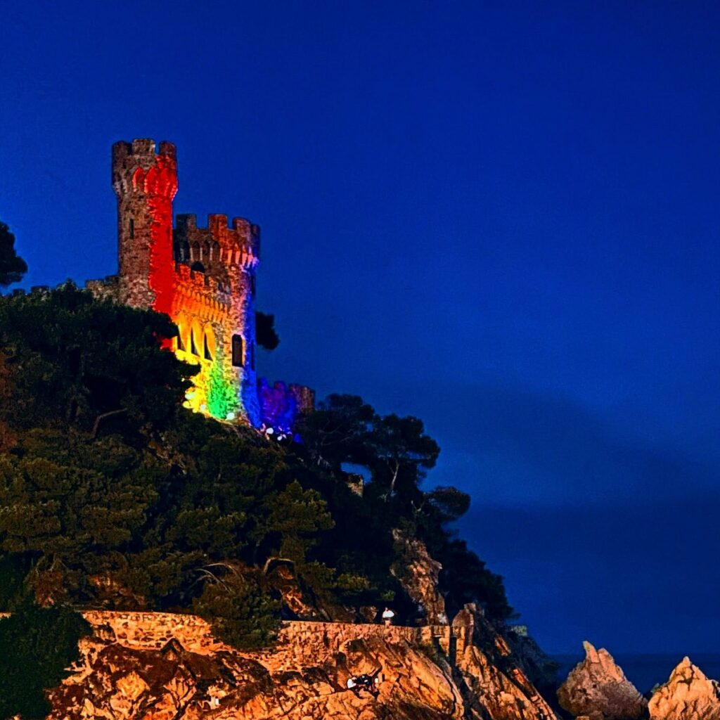 El Castell d'en Plaja, il·luminat amb els colors de l'arc de Sant Martí