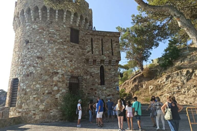 Visitants entrant al Castell d'en Plaja.