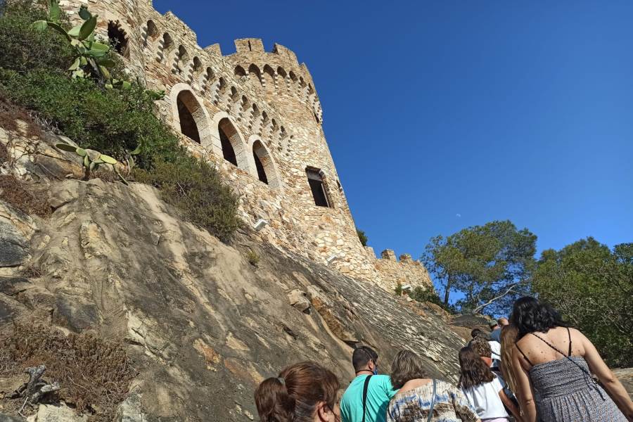 La gent pujant cap al Castell d'en PLaja, en una de les visites d'aquest diumenge.