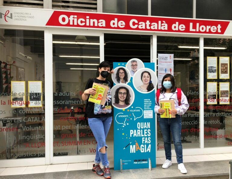 La Lorena i l'Alejandra han format una parella lingüística a Lloret.