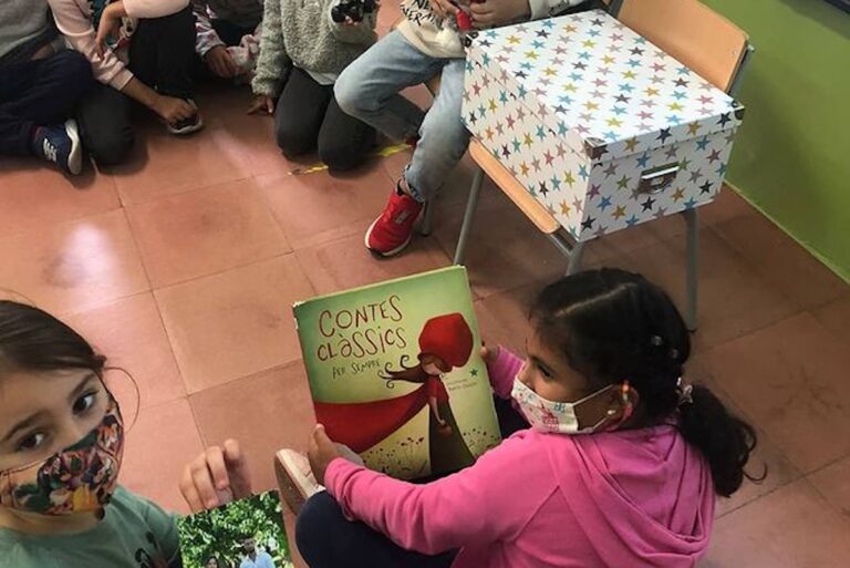 Alumnes llegint contes en català (Escola Esteve Carles)