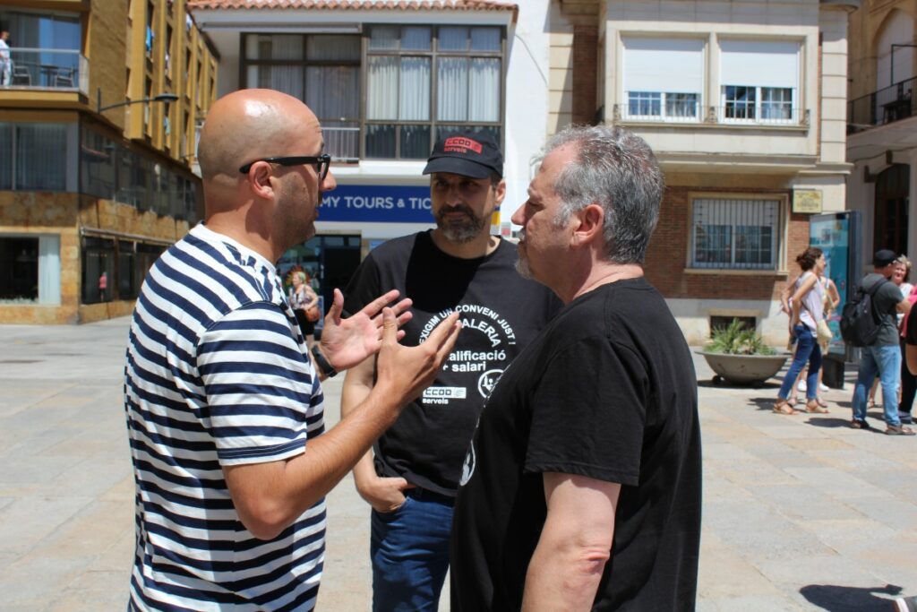 L'alcalde saludant els responsables de CCOO