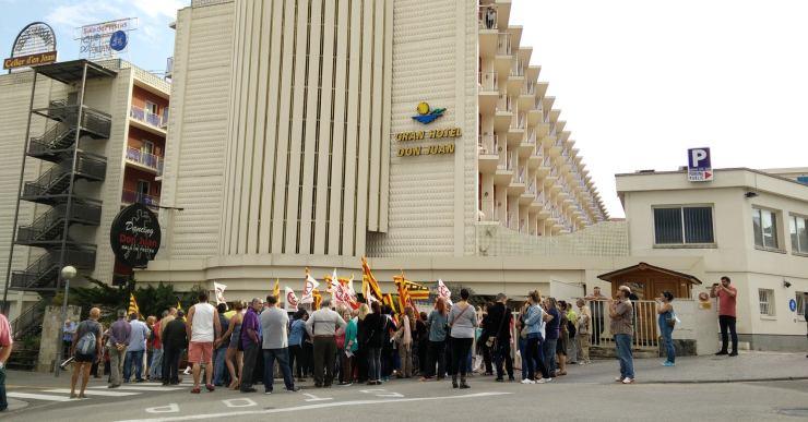 Un centenar de persones es concentren davant de l’hotel Don Juan
