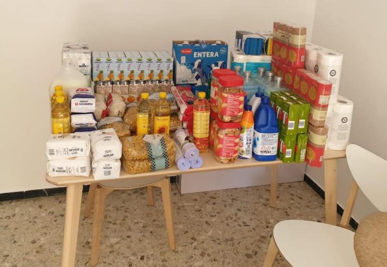 La comunitat de la mesquita del carrer Barcelona fa una altra donació d’aliments