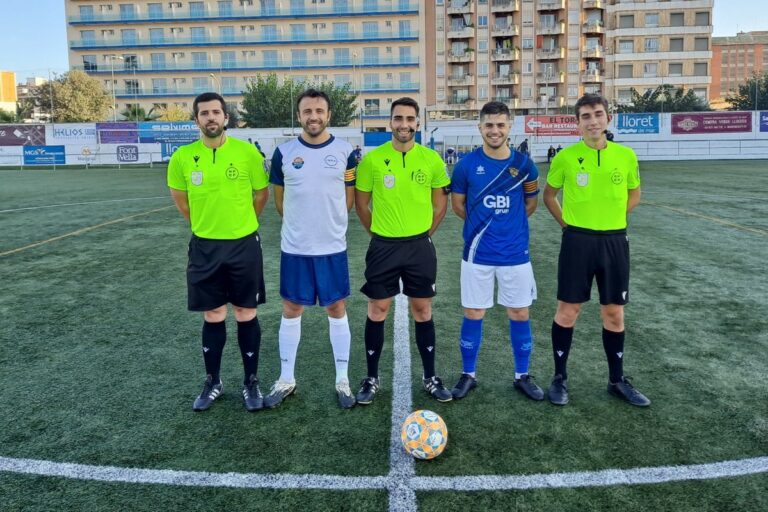 Els capitans amb els àrbitres, abans del partit (Club Futbol Lloret)