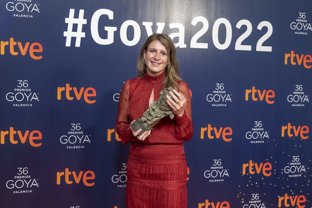 Clara Roquet, amb el premi 'Goya' com a millor directora novella.