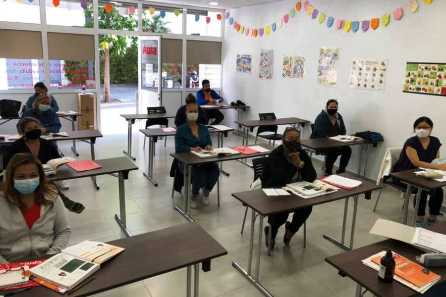 A la tardor, les classes van començar presencialment, però van acabar per internet (Oficina de Català de Lloret)