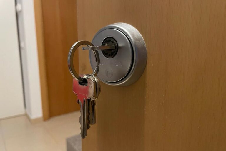 Claus obrint la porta d'un habitatge
