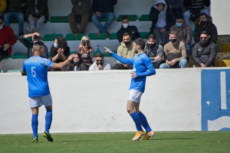 El Club de Futbol Lloret celebrant un dels gols (Aitor Roger)