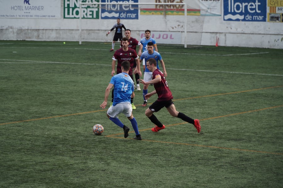 Erik Mahillo, controlant una pilota al partit de dissabte