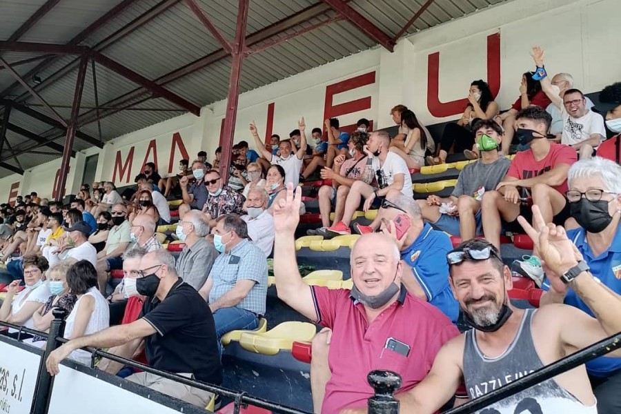 Els aficionats donant suport a l'equip (Club Futbol Lloret)