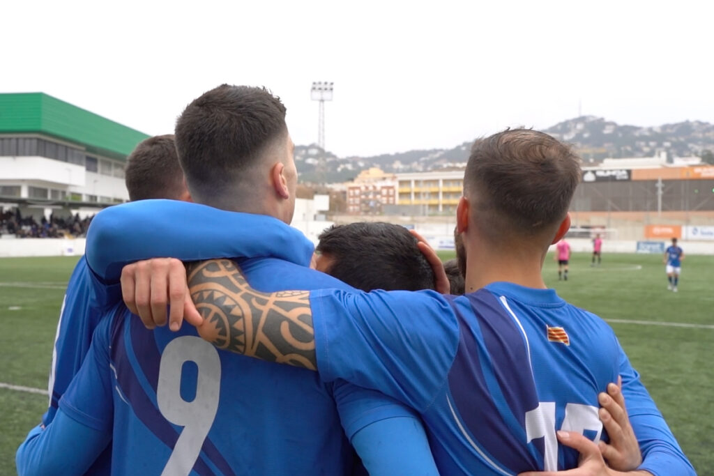 El primer equip del Club Futbol Lloret celebrant un gol la jornada passada