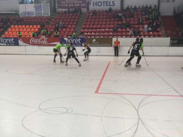 El partit de les noies del Club Hoquei Lloret (Hoquei Alpicat)