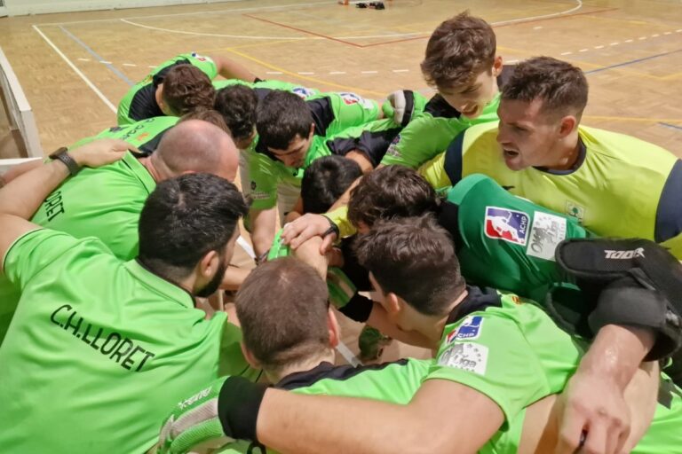 L'equip durant un descans del partit (Club Hoquei Lloret)