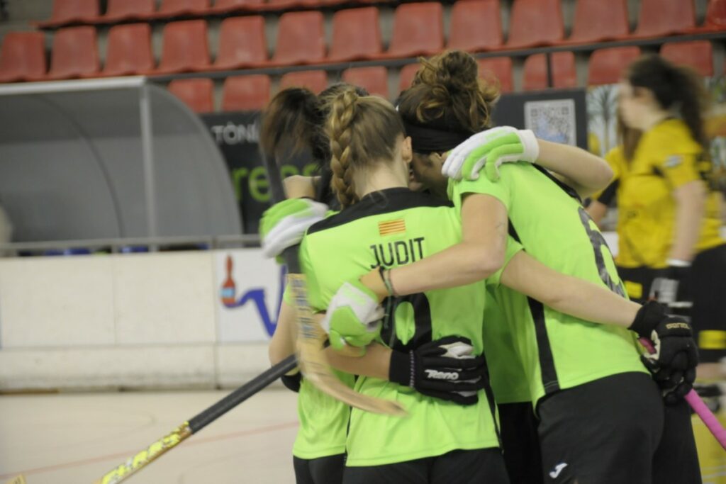 La grada plena, per animar l'equip (Bàsquet Lloret)
