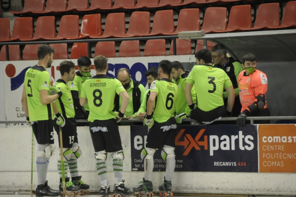 L'equip masculí, en un moment de descans (Club Hoquei Lloret)