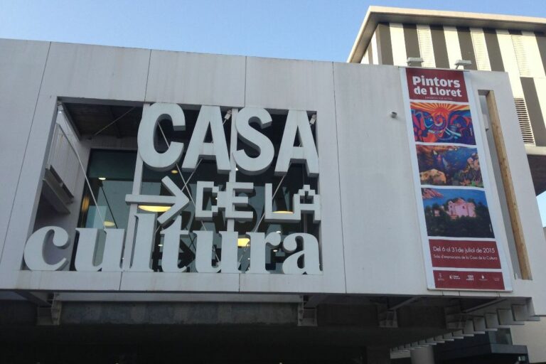 La Casa de la Cultura, amb la col·lectiva de pintors, en una edició anterior