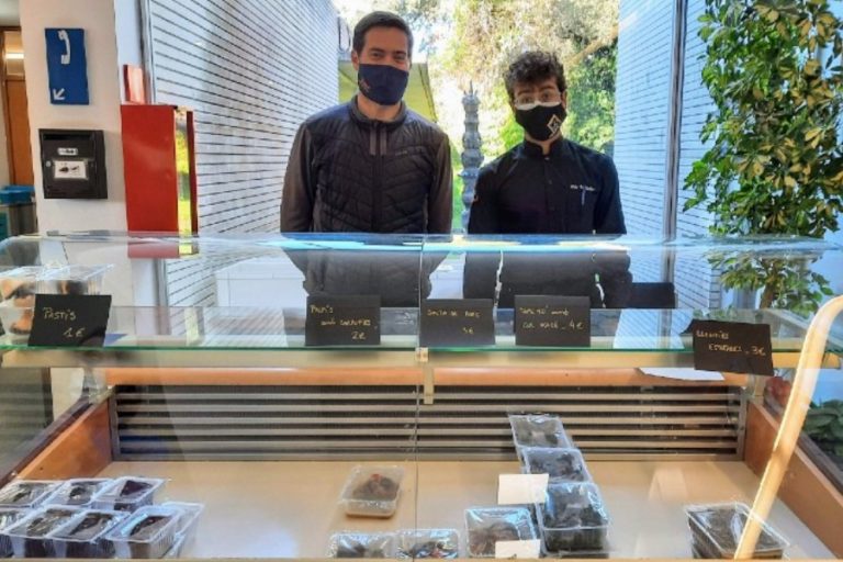 Els alumnes dels cicles formatius del Coll i Rodés fan plats per emportar