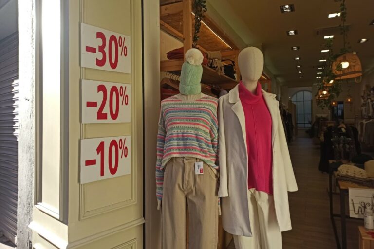 Un comerç de Lloret, en època de rebaixes