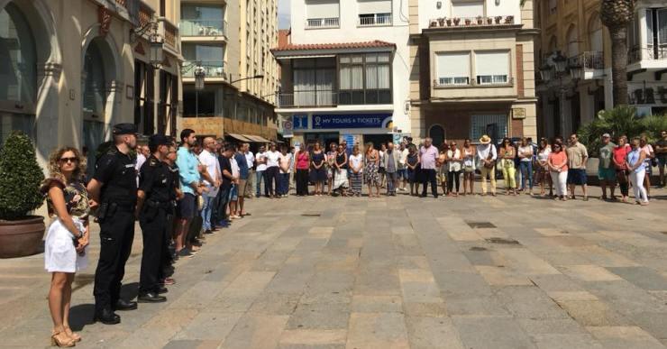 Unes 200 persones es concentren a Lloret per homenatjar les víctimes del 17-A