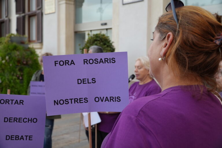 Un dels lemes de la concentració a favor del dret a l'avortament
