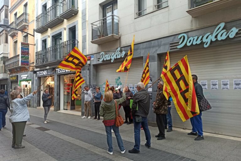 Concentració a les portes de la botiga Douglas de Lloret, aquest 20 d'abril.